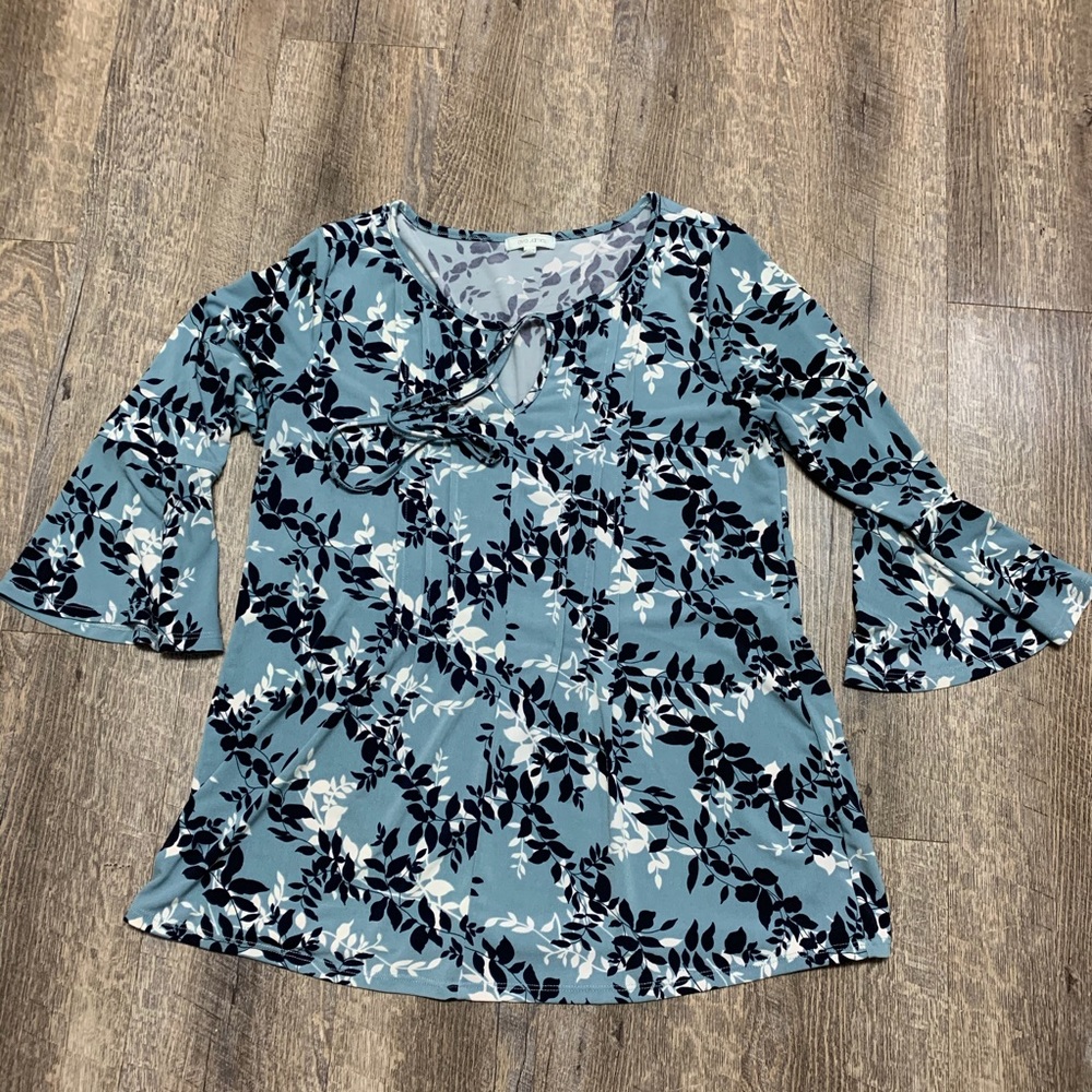 Ava James Blue and White Floral Top Size Medium